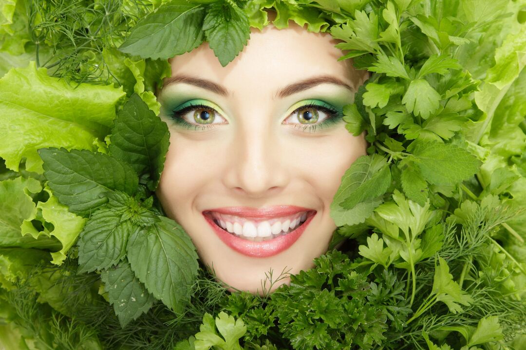 Mlada, zdrava in lepa koža obraza zahvaljujoč uporabi blagodejnih zelišč